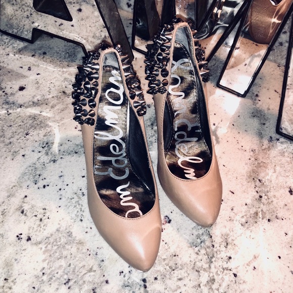 Sam Edelman Nude pump with studded back - Picture 2 of 6